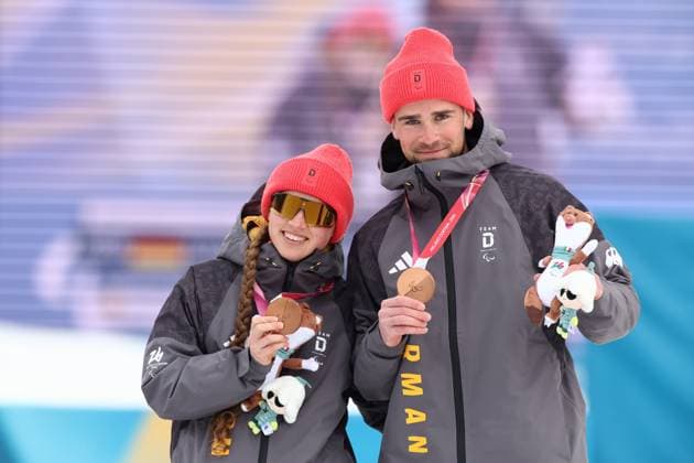 Milano Cortina 2026 Paralympic Winter games, Winterspiele,Spiele, Summer games - Para Cross-Country Skiing Leonie Walter und Guide Christian Krasman vom Team Deutschland gewinnen Bronze und stehen mit der russischen Athlet Anastasiia Bagiian und Guide Sergei Siniakin auf dem Podium beim Para Cross-Country Skiing Wettbewerb über 10km Interval bei Milano Cortina 2026 Paralympic Winter Games am 11.03.2026 *** Milano Cortina 2026 Paralympic Winter Games Para Cross Country Skiing Leonie Walter and guide Christian Krasman from Team Germany win bronze and stand on the podium with Russian athlete Anastasiia Bagiian and guide Sergei Siniakin in the Para Cross Country Skiing competition over 10km Interval at Milano Cortina 2026 Paralympic Winter Games on 11 03 2026 Copyright: xBEAUTIFULxSPORTS MarcusxHartmannx