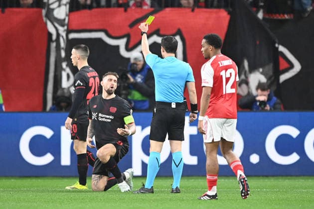 Schiedsrichter Halil Umut MELER (TUR) zeigt Robert ANDRICH (LEV) die gelbe Karte, Verwarnung Fussball Champions League, Achtelfinale, Bayer 04 Leverkusen (LEV) - FC Arsenal London (ARS) 1-1 am 11.03.2026 in Leverkusen Deutschland. UEFA regulations prohibit any use of photographs as image sequences and or quasi-video Â