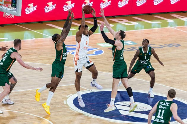GER, BKT EuroCup, Saison 2025 2026, Achteffinale, Cedevita Olimpija Ljubljana- Niners Chemnitz 11.03.2026, Arena Stozice, Ljubljana, GER, BKT EuroCup, Saison 2025 2026, Achteffinale, Cedevita Olimpija Ljubljana- Niners Chemnitz Kostja Mushidi (Niners Chemnitz, 11), Maxim Bader (Science City Jena, 24) Foto Alexander Trienitz Ljubljana Arena Stozice Slowenien
