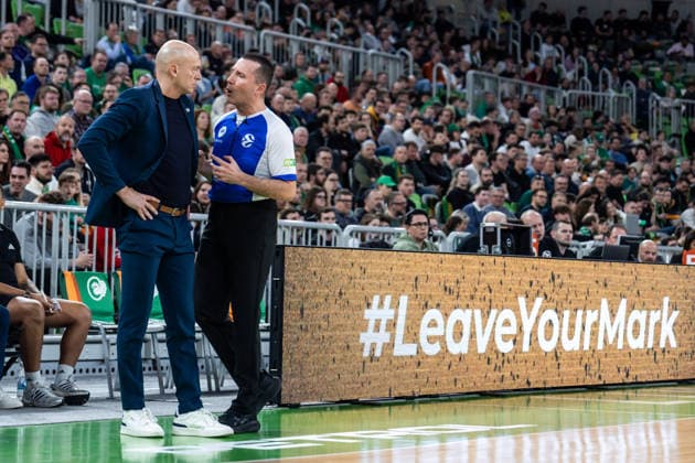 GER, BKT EuroCup, Saison 2025 2026, Achteffinale, Cedevita Olimpija Ljubljana- Niners Chemnitz 11.03.2026, Arena Stozice, Ljubljana, GER, BKT EuroCup, Saison 2025 2026, Achteffinale, Cedevita Olimpija Ljubljana- Niners Chemnitz Rodrigo Pastore (Head Coach), Niners Chemnitz diskutiert mit dem Schiedsrichter Foto Alexander Trienitz Ljubljana Arena Stozice Slowenien