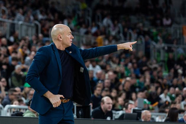 GER, BKT EuroCup, Saison 2025 2026, Achteffinale, Cedevita Olimpija Ljubljana- Niners Chemnitz 11.03.2026, Arena Stozice, Ljubljana, GER, BKT EuroCup, Saison 2025 2026, Achteffinale, Cedevita Olimpija Ljubljana- Niners Chemnitz Rodrigo Pastore (Head Coach), Niners Chemnitz gibt Handzeichen Foto Alexander Trienitz Ljubljana Arena Stozice Slowenien