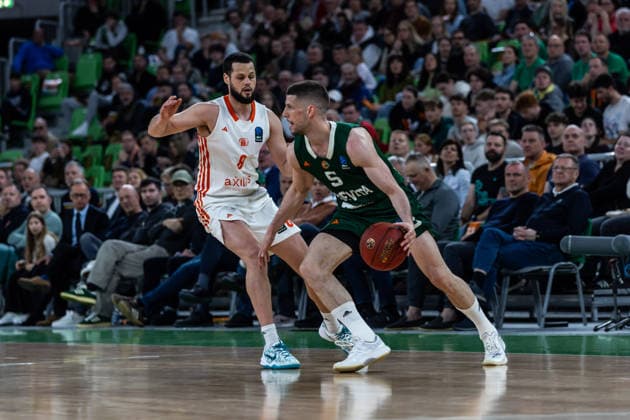 GER, BKT EuroCup, Saison 2025 2026, Achteffinale, Cedevita Olimpija Ljubljana- Niners Chemnitz 11.03.2026, Arena Stozice, Ljubljana, GER, BKT EuroCup, Saison 2025 2026, Achteffinale, Cedevita Olimpija Ljubljana- Niners Chemnitz Aleksej Nikolic (Cedevita Olimpija Ljubljana 5), Jordan Schakel (Niners Chemnitz, 8) Foto Alexander Trienitz Ljubljana Arena Stozice Slowenien
