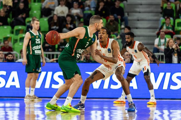 GER, BKT EuroCup, Saison 2025 2026, Achteffinale, Cedevita Olimpija Ljubljana- Niners Chemnitz 11.03.2026, Arena Stozice, Ljubljana, GER, BKT EuroCup, Saison 2025 2026, Achteffinale, Cedevita Olimpija Ljubljana- Niners Chemnitz Rok Radovic (Cedevita Olimpija Ljubljana 3), Kevin Yebo (Niners Chemnitz, 0) Foto Alexander Trienitz Ljubljana Arena Stozice Slowenien