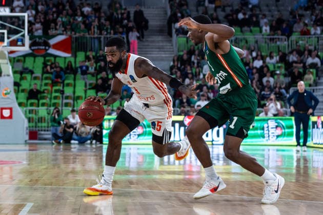 GER, BKT EuroCup, Saison 2025 2026, Achteffinale, Cedevita Olimpija Ljubljana- Niners Chemnitz 11.03.2026, Arena Stozice, Ljubljana, GER, BKT EuroCup, Saison 2025 2026, Achteffinale, Cedevita Olimpija Ljubljana- Niners Chemnitz Corey Davis Jr. (Niners Chemnitz, 5), Umoja Gibson (Cedevita Olimpija Ljubljana 1) Foto Alexander Trienitz Ljubljana Arena Stozice Slowenien