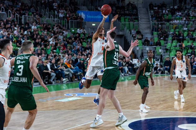 GER, BKT EuroCup, Saison 2025 2026, Achteffinale, Cedevita Olimpija Ljubljana- Niners Chemnitz 11.03.2026, Arena Stozice, Ljubljana, GER, BKT EuroCup, Saison 2025 2026, Achteffinale, Cedevita Olimpija Ljubljana- Niners Chemnitz John Edward Newman III (Niners Chemnitz, 9), Matthew Hurt (Cedevita Olimpija Ljubljana 21) Foto Alexander Trienitz Ljubljana Arena Stozice Slowenien