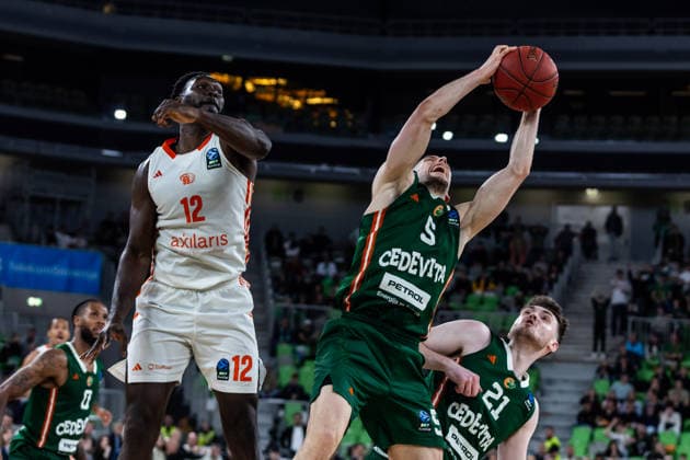 GER, BKT EuroCup, Saison 2025 2026, Achteffinale, Cedevita Olimpija Ljubljana- Niners Chemnitz 11.03.2026, Arena Stozice, Ljubljana, GER, BKT EuroCup, Saison 2025 2026, Achteffinale, Cedevita Olimpija Ljubljana- Niners Chemnitz Aleksej Nikolic (Cedevita Olimpija Ljubljana 5), Amadou Sow (Niners Chemnitz, 12) Foto Alexander Trienitz Ljubljana Arena Stozice Slowenien