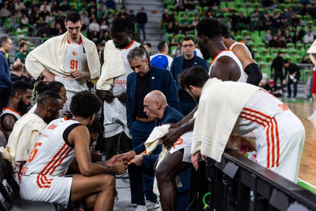 GER, BKT EuroCup, Saison 2025 2026, Achteffinale, Cedevita Olimpija Ljubljana- Niners Chemnitz 11.03.2026, Arena Stozice, Ljubljana, GER, BKT EuroCup, Saison 2025 2026, Achteffinale, Cedevita Olimpija Ljubljana- Niners Chemnitz Rodrigo Pastore (Head Coach), Niners Chemnitz spricht mit seinen Spielern Foto Alexander Trienitz Ljubljana Arena Stozice Slowenien