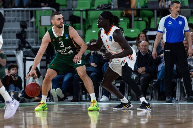 GER, BKT EuroCup, Saison 2025 2026, Achteffinale, Cedevita Olimpija Ljubljana- Niners Chemnitz 11.03.2026, Arena Stozice, Ljubljana, GER, BKT EuroCup, Saison 2025 2026, Achteffinale, Cedevita Olimpija Ljubljana- Niners Chemnitz Rok Radovic (Cedevita Olimpija Ljubljana 3), Aher Uguak (Niners Chemnitz, 1) Foto Alexander Trienitz Ljubljana Arena Stozice Slowenien