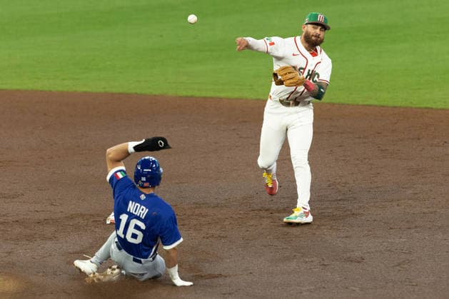 Nick Gonzales (R) of Mexico takes a shot against Dante Nori (L) of Italy in a World Baseball Classic game between Mexico and Italy at Daikin Park stadium in Houston, United States, 11 March 2026. World Baseball Classic - Mexico vs. Italy !ACHTUNG: NUR REDAKTIONELLE NUTZUNG!  Copyright: xCarlosxRamírezx AMDEP2181 20260312-55019667929_1