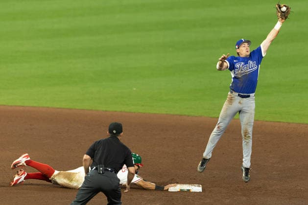 Sam Antonacci (R) of Italy catches a ball in front of Nick Gonzales of Mexico in a World Baseball Classic game between Mexico and Italy at Daikin Park stadium in Houston, United States, 11 March 2026. World Baseball Classic - Mexico vs. Italy !ACHTUNG: NUR REDAKTIONELLE NUTZUNG!  Copyright: xCarlosxRamírezx AMDEP2211 20260312-55019668229_1