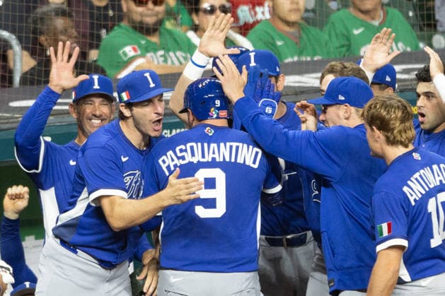 Italian players celebrate a run in a World Baseball Classic game between Mexico and Italy at Daikin Park stadium in Houston, United States, 11 March 2026. World Baseball Classic - Mexico vs. Italy !ACHTUNG: NUR REDAKTIONELLE NUTZUNG!  Copyright: xCarlosxRamírezx AMDEP2213 20260312-55019668230_1