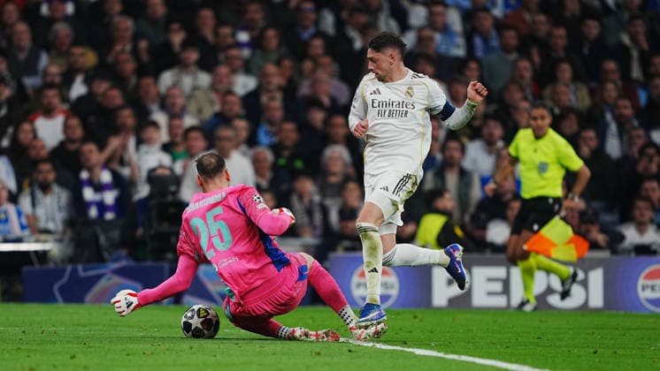 UEFA Champions League Real Madrid CF Vs Manchester City FC in Madrid, Spain - 11 Mar 2026 Federico Valverde of Real Madrid CF seen in action with Gianluigi Donnarumma of Manchester City FC during the UEFA Champions League 2025 26 League Round of 16 first leg match between Real Madrid CF and Manchester City FC at Estadio Santiago Bernabeu. Final score Real Madrid CF 3 : 0 Manchester City FC Madrid Spain Copyright: xGokhanxTanerx xSOPAxImagesx GTANER_RMAvMCI_UCL_Madrid_ESP_11032026_00011