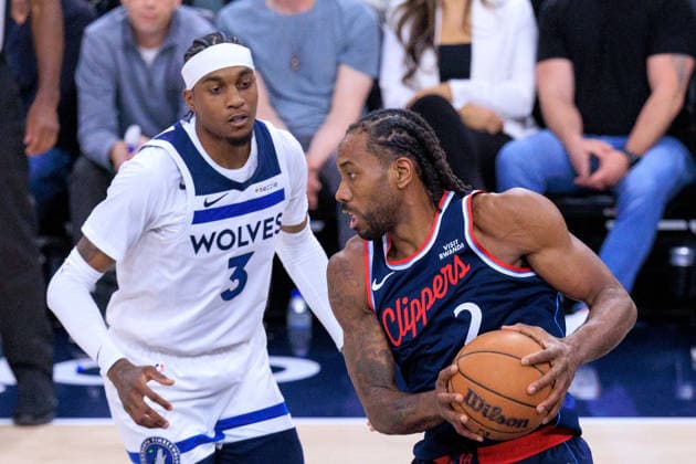 March 11, 2026, Inglewood, California, USA: Jaden McDaniels 3 of the Minnesota Timberwolves guards Kawhi Leonard 2 of the LA Clippers during a 2026 NBA, Basketball Herren, USA regular season game on Wednesday March 11, 2026 at Intuit Dome Arena in Inglewood, California. JAVIER ROJAS PI Inglewood USA - ZUMAp124 20260311_zaa_p124_059 Copyright: xJavierxRojasx