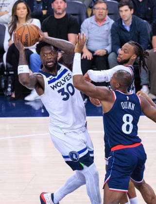 March 11, 2026, Inglewood, California, USA: Julius Randle 30 of the Minnesota Timberwolves looks pass away from Kris Dunn 8 of the LA Clippers during a 2026 NBA, Basketball Herren, USA regular season game on Wednesday March 11, 2026 at Intuit Dome Arena in Inglewood, California. JAVIER ROJAS PI Inglewood USA - ZUMAp124 20260311_zaa_p124_057 Copyright: xJavierxRojasx