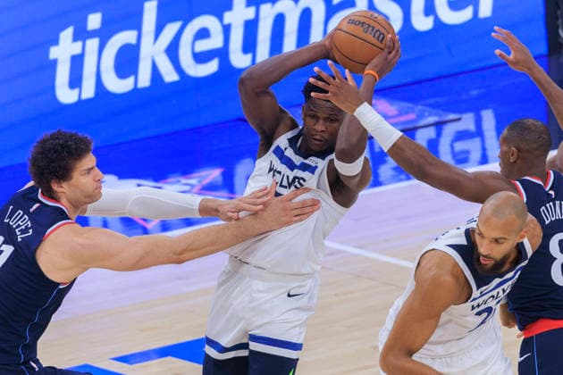 March 11, 2026, Inglewood, California, USA: Anthony Edwards 5 of the Minnesota Timberwolves passes the ball as Bradley Beal 0 and Kris Dunn 8 of the Los Angeles Clippers defend during their regular season NBA, Basketball Herren, USA game on Wednesday March 11, 2026 at Intuit Dome in Inglewood, California. ARIANA RUIZ PI Inglewood USA - ZUMAp124 20260311_zaa_p124_066 Copyright: xArianaxRuizx