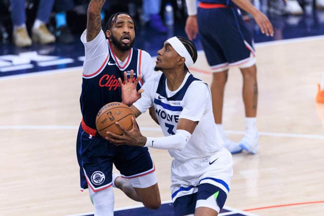 March 11, 2026, Inglewood, California, USA: Jaden McDaniels 3 of the Minnesota Timberwolves performs a layup as Derrick Jones Jr. 5 of the Los Angeles Clippers defends the basket during their regular season NBA, Basketball Herren, USA game on Wednesday March 11, 2026 at Intuit Dome in Inglewood, California. ARIANA RUIZ PI Inglewood USA - ZUMAp124 20260311_zaa_p124_070 Copyright: xArianaxRuizx
