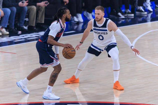 March 11, 2026, Inglewood, California, USA: Donte DiVincenzo 0 of the Minnesota Timberwolves guards Darius Garland 10 of the Los Angeles Clippers during their regular season NBA, Basketball Herren, USA game on Wednesday March 11, 2026 at Intuit Dome in Inglewood, California. ARIANA RUIZ PI Inglewood USA - ZUMAp124 20260311_zaa_p124_074 Copyright: xArianaxRuizx