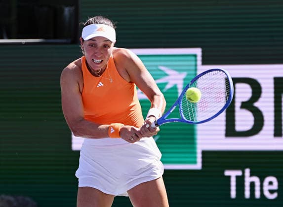 INDIAN WELLS, CA - MARCH 11: Jessica Pagula (USA) returns the ball during a WTA, Tennis Damen tennis match during the BNP Paribas Open played on March 11, 2026 at the Indian Wells Tennis Garden in Indian Wells, CA. (Photo by John Cordes Icon Sportswire) TENNIS: MAR 11 BNP Paribas Open EDITORIAL USE ONLY Icon506260311042