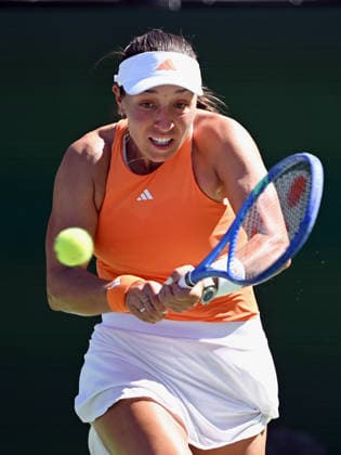INDIAN WELLS, CA - MARCH 11: Jessica Pagula (USA) returns the ball during a WTA, Tennis Damen tennis match during the BNP Paribas Open played on March 11, 2026 at the Indian Wells Tennis Garden in Indian Wells, CA. (Photo by John Cordes Icon Sportswire) TENNIS: MAR 11 BNP Paribas Open EDITORIAL USE ONLY Icon506260311053