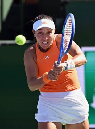 INDIAN WELLS, CA - MARCH 11: Jessica Pagula (USA) returns the ball during a WTA, Tennis Damen tennis match during the BNP Paribas Open played on March 11, 2026 at the Indian Wells Tennis Garden in Indian Wells, CA. (Photo by John Cordes Icon Sportswire) TENNIS: MAR 11 BNP Paribas Open EDITORIAL USE ONLY Icon506260311056