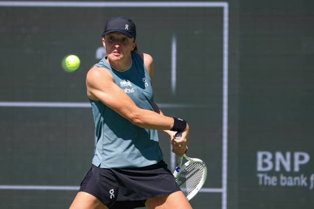 INDIAN WELLS, CA - MARCH 11: Iga Swiatek (POL) hits a backhand during the BNP Paribas Open on March 11, 2026 at Indian Wells Tennis Garden in Indian Wells, CA. (Photo by George Walker Icon Sportswire) TENNIS: MAR 11 BNP Paribas Open EDITORIAL USE ONLY Icon260311006