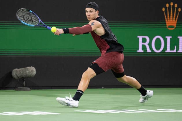 March 11, 2026, Indian Wells, California, USA: JACK DRAPER of Great Britain hits a winning backhand in a third set tiebreaker against Novak Djokovic of Serbia during their round of 16 match at the BNP Paribas Open at Indian Wells Tennis Garden on March 11, 2026 in Indian Wells, CA. Indian Wells USA - ZUMAl140 20260311_aap_l140_014 Copyright: xShelleyxLiptonx