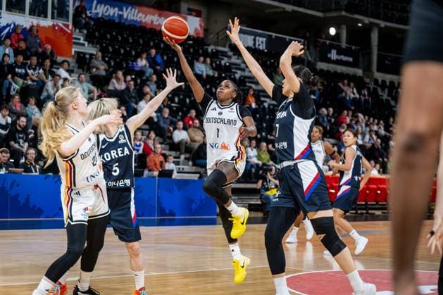 Basketball Villeurbanne 11.03.2026 Wommen™s Basketball World Cup 2026 Qualifying Tournament Deutschland (GER) - Südkorea (KOR) Alexis Peterson (Deutschland, No.01) Jisu Park (Korea, No.07)