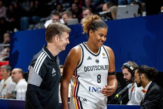 Basketball Villeurbanne 11.03.2026 Wommen™s Basketball World Cup 2026 Qualifying Tournament Deutschland (GER) - Südkorea (KOR) Olaf Lange (Deutschland, Trainer) Nyara Sabally (Deutschland, No.08)