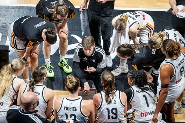 Basketball Villeurbanne 11.03.2026 Wommen™s Basketball World Cup 2026 Qualifying Tournament Deutschland (GER) - Südkorea (KOR) Olaf Lange (Deutschland, Trainer) Auszeit Team