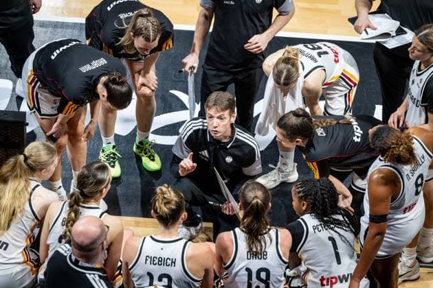 Basketball Villeurbanne 11.03.2026 Wommen™s Basketball World Cup 2026 Qualifying Tournament Deutschland (GER) - Südkorea (KOR) Olaf Lange (Deutschland, Trainer) Auszeit Team