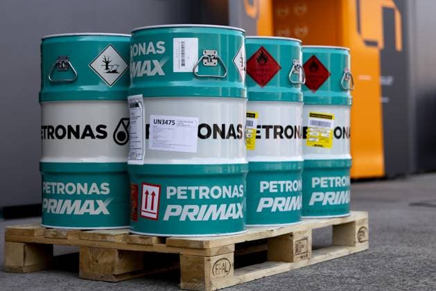 SHANGHAI Petronas fuels McLaren s Formula 1 cars at the Shanghai International Circuit in the lead-up to the Chinese Grand Prix. SANDER KONING ANP xVIxANPxSportx xxANPxIVx 553104860 originalFilename: 553104860.jpg