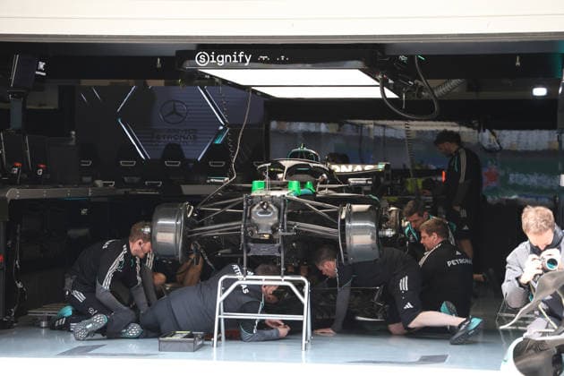 12.03.2026, Shanghai International Circuit, Shanghai, Formel 1 Großer Preis von China 2025 , im Bild Mechaniker von Mercedes arbeiten am Auto von George Russell (GBR), Mercedes-AMG Petronas Formula One Team. (Photo by Milan Klemenc Hasan Bratic DeFodi Images) -