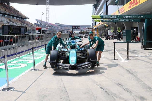 12.03.2026, Shanghai International Circuit, Shanghai, Formel 1 Großer Preis von China 2025 , im Bild Mechaniker von Aston Martin mit dem Auto von Fernando Alonso (ESP), Aston Martin Aramco Formula One Team. (Photo by Milan Klemenc Hasan Bratic DeFodi Images) -