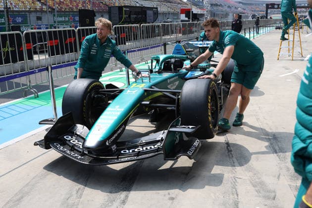 12.03.2026, Shanghai International Circuit, Shanghai, Formel 1 Großer Preis von China 2025 , im Bild Mechaniker von Aston Martin mit dem Auto von Fernando Alonso (ESP), Aston Martin Aramco Formula One Team. (Photo by Milan Klemenc Hasan Bratic DeFodi Images) -