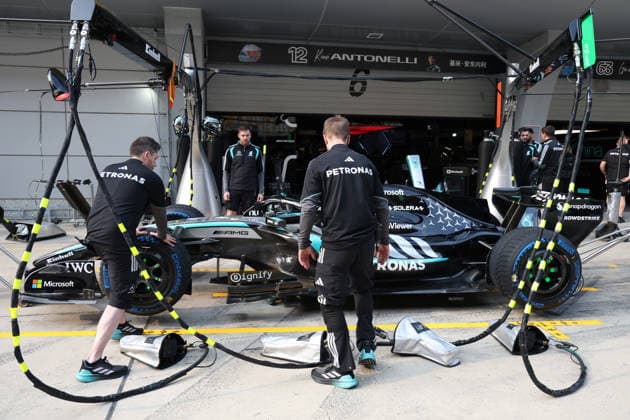 12.03.2026, Shanghai International Circuit, Shanghai, Formel 1 Großer Preis von China 2025 , im Bild Mercedes Mechaniker üben Boxenstops. (Photo by Milan Klemenc Hasan Bratic DeFodi Images) -