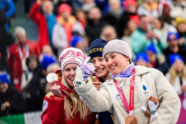 260312 Varvara Voronchikhina of Russia, Ebba Arsjö of Sweden and Aurelie Richard of France celebrate on the podium competing in the women s para alpine giant slalom during day 6 of the Milano Cortina 2026 Winter Paralympic Games on March 12, 2026 in Cortina. Photo: Maxim Thore BILDBYRAN kod MT MT1020 alpint alpine skiing paralympic games paralympics paralympiska spel paralympiske leker vinter-paralympics winter paralympics milano cortina 2026 milano cortina 2026 winter paralympic games 6 bbeng storslalom jubel *** 260312 Varvara Voronchikhina of Russia, Ebba Arsjö of Sweden and Aurelie Richard of France celebrate on the podium competing in the women s para alpine giant slalom during day 6 of the Milano Cortina 2026 Winter Paralympic Games on March 12, 2026 in Cortina Photo Maxim Thore BILDBYRAN kod MT MT1020 alpint alpine skiing paralympic games paralympiska spel paralympiske leker vinter paralympics winter paralympics milano cortina 2026 milano cortina 2026 winter paralympic games 6 bbeng storslalom jubel  Copyright: MAXIMxTHORE BB260312MT067