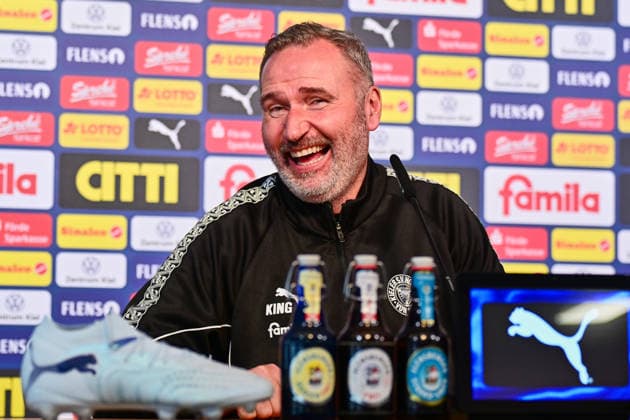 12.03.2026, Fußball, Herren, 2.BL, Saison 2025 2026, Pressekonferenz Holstein Kiel Trainer Tim Walter (gut gelaunt) bei der Pressekonferenz vor dem Heimspiel gegen den 1.FC Nürnberg Kiel, Projensdorf Holstein-Stadion Schleswig-Holstein Deutschland *** 12 03 2026, Football, Men, 2 BL, Season 2025 2026, Press conference Holstein Kiel coach Tim Walter in a good mood at the press conference before the home match against 1 FC Nürnberg Kiel, Projensdorf Holstein Stadion Schleswig Holstein Germany