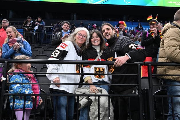 Para Ice hockey, Eishockey - Millano Cortina 2026 Winter Paralympics: Day 6 - Classification Game 5 - 8 Para Ice Hockey - Milano Cortina 2026 Winter Paralympics: Day 6 MILANO SANTAGIULIA ICE HOCKEY ARENA MILANO, ITALY - MARCH 12: Classification Game 5 - 8 Slovakia (SVK) - Germany (GER) KUHLI-LAUENSTEIN Ingo (No. 33, Athlet, Defender, 20.05.1992, Club Wiehl Penguins) with family (Photo by RALF KUCKUCK) Copyright 2026 Ralf Kuckuck Milano Milano Santagiulia Ice Hockey Arena Italy