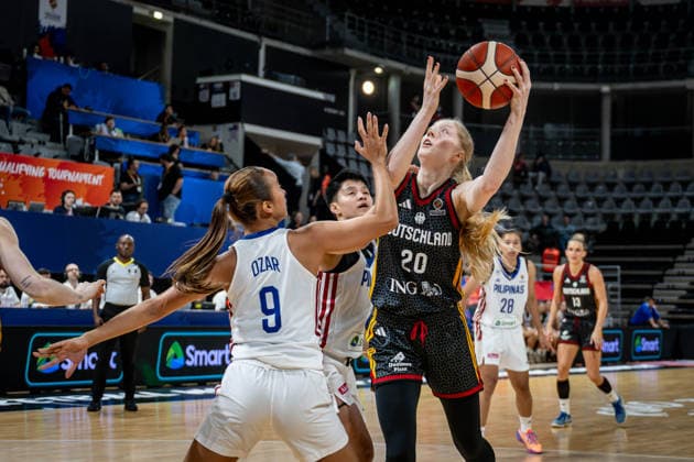 Basketball Villeurbanne 12.03.2026 Wommen™s Basketball World Cup 2026 Qualifying Tournament Philippinen (PHI) - Deutschland (GER) Frida Bühner (Deutschland, No.20) Louna Ozar (Philippinen, No.09)