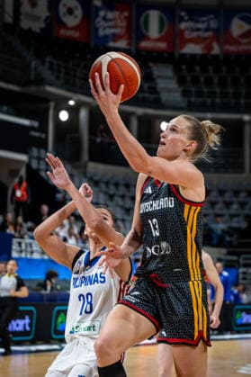Basketball Villeurbanne 12.03.2026 Wommen™s Basketball World Cup 2026 Qualifying Tournament Philippinen (PHI) - Deutschland (GER) Leonie Fiebich (Deutschland, No.13) Kacey Dela Rosa (Philippinen, No.28)