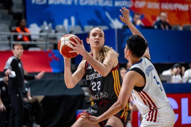 Basketball Villeurbanne 12.03.2026 Wommen™s Basketball World Cup 2026 Qualifying Tournament Philippinen (PHI) - Deutschland (GER) Emily Bessoir (Deutschland, No.22) Afril Bernardino (Philippinen, No.03)