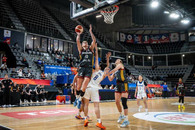 Basketball Villeurbanne 12.03.2026 Wommen™s Basketball World Cup 2026 Qualifying Tournament Philippinen (PHI) - Deutschland (GER) Leonie Fiebich (Deutschland, No.13) Angelica Surada (Philippinen, No.08)