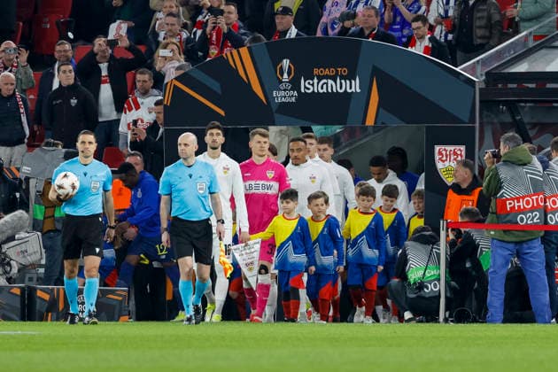 VfB Stuttgart und FC Porto kommen aufs Feld , Deutschland, Fussball, UEFA Europa League, Achtelfinale, 2025 2026, VfB Stuttgart vs. FC Porto, 12.03.2026, Stuttgart Arena Stuttgart Deutschland Copyright: xGrantxHubbsx