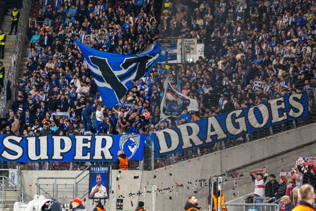 Die mitgereisten Fans des FC Porto. xettx, Deutschland, Stuttgart, 12.03.2026, Fussball, UEFA Europa League: VfB Stuttgart vs FC Porto, Saison 2025 2026, Achtelfinale, MHP Arena