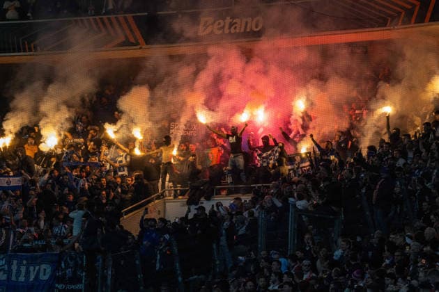 Bengalos, pyrotechnics, Rauch steigt auf im Fanblock des FC Porto. xettx, Deutschland, Stuttgart, 12.03.2026, Fussball, UEFA Europa League: VfB Stuttgart vs FC Porto, Saison 2025 2026, Achtelfinale, MHP Arena