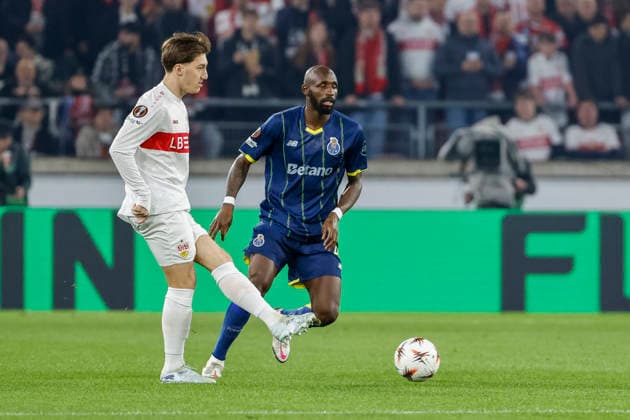 Angelo Stiller (VfB Stuttgart, 06) und Seko Fofana (FC Porto, 42) im Kampf um den Ball , Deutschland, Fussball, UEFA Europa League, Achtelfinale, 2025 2026, VfB Stuttgart vs. FC Porto, 12.03.2026, Stuttgart Arena Stuttgart Deutschland Copyright: xGrantxHubbsx