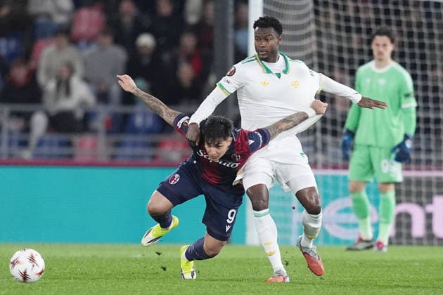 Bologna s Santiago Castro fights for the ball with Roma™s Evan Ndicka during the Uefa Europa League soccer match between Bologna and Roma at the Dall™Ara Stadium in Bologna , north Italy - Thursday , March 12 , 2026. - Soccer .  Copyright: xSpada LaPressex