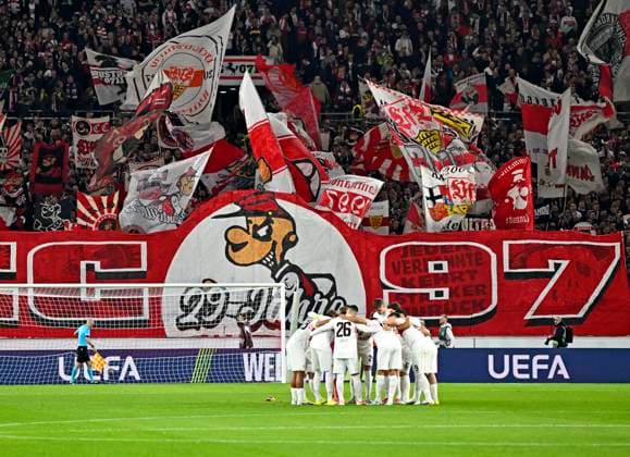 12.03.2026, Fussball UEFA Europa League 2025 2026: Achtelfinale, VfB Stuttgart - FC Porto, in der MHP-Arena Stuttgart, Die Spieler puschen sich ein.