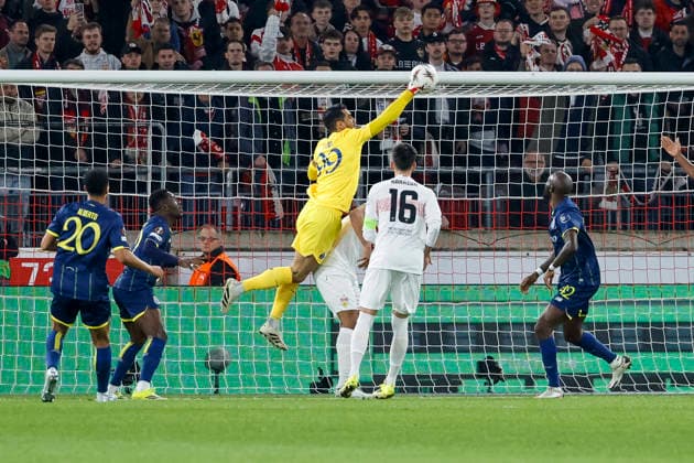 Diogo Costa (FC Porto, 99) wehrt den Ball ab , Deutschland, Fussball, UEFA Europa League, Achtelfinale, 2025 2026, VfB Stuttgart vs. FC Porto, 12.03.2026, Stuttgart Arena Stuttgart Deutschland Copyright: xGrantxHubbsx