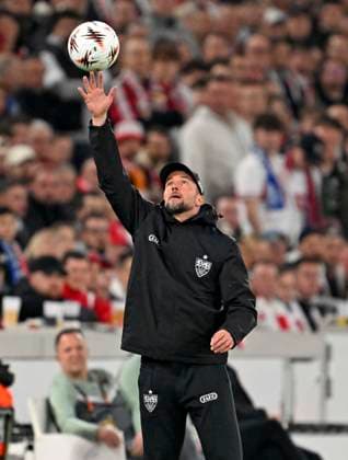 12.03.2026, Fussball UEFA Europa League 2025 2026: Achtelfinale, VfB Stuttgart - FC Porto, in der MHP-Arena Stuttgart, Trainer Sebastian Hoeneß (Stuttgart) fängt den Ball.